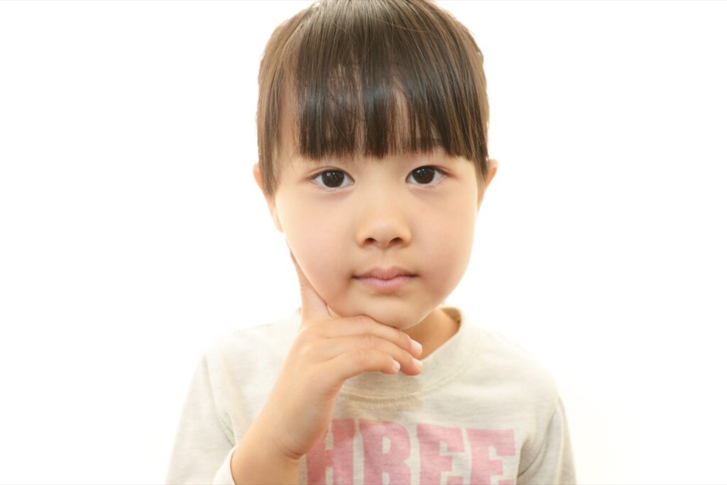 A young child thinking, illustrating late talking in toddlers